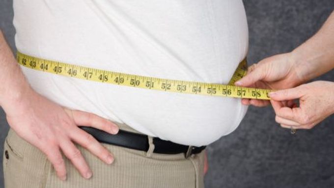 Za třináct let podíl obézních mužů mezi seniory stoupl asi o deset procent.
