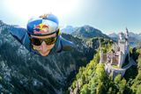 Německý dobrodruh Max Manow v září 2023 proletěl v létacím obleku kolem majestátních věží zámku Neuschwanstein v Německu.