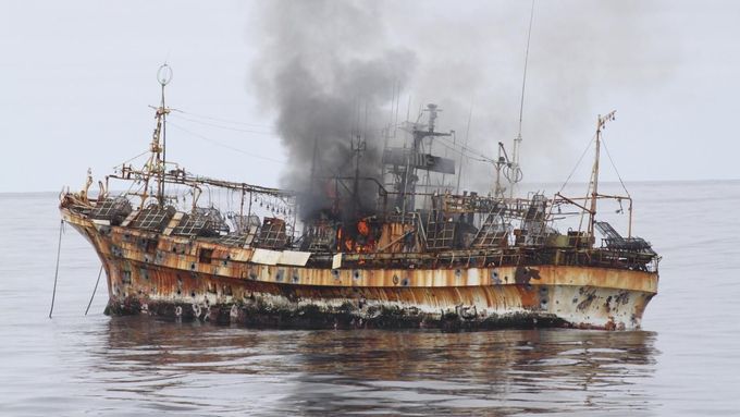 Loď z Fukušimy rok bloudila po oceánu. Potopila ji až americká pobřežní stráž.