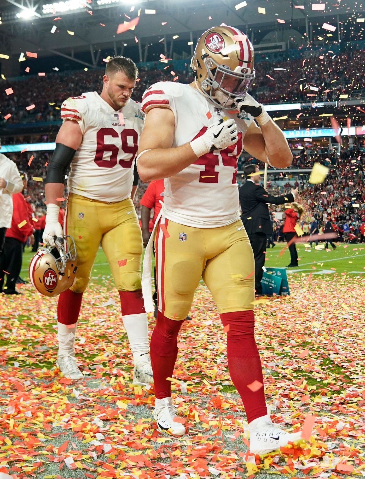 Hráči týmu San Francisco 49er Kyle Juszczyk a Mike McGlinchey po porážce ve finále Super Bowlu LIV s Kansas City Chiefs (2020)