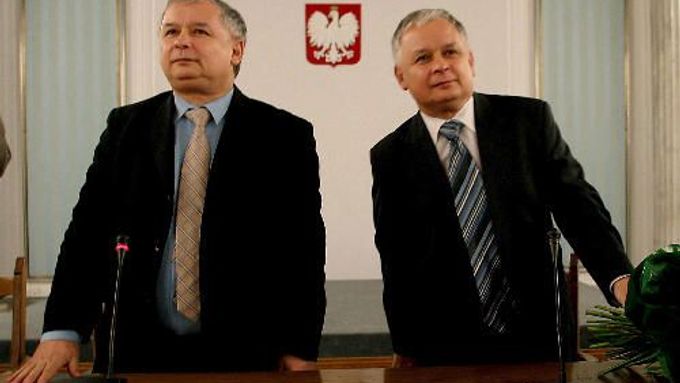 Předseda strany Právo a spravedlnost Jaroslaw Kaczyński a jeho dvojče, polský prezident Lech ze stejné strany