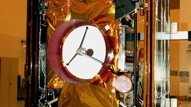 Sonda Stardust v celé své kráse ve vesmírném Kennedyho centru na mysu Canaveral.