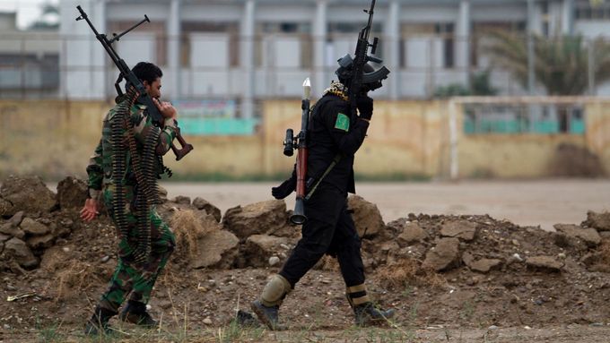 Šíitští bojovníci během ofenzívy proti Islámskému státu v Iráku.