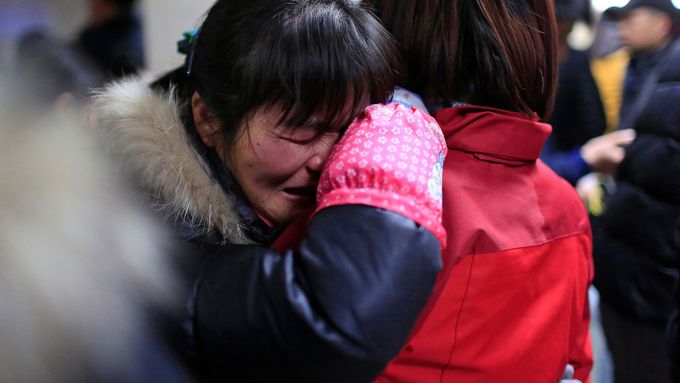 Pozůstalí pláčou před nemocnicí v Šanghaji. O silvestrovské noci tam přišlo o život nejméně 35 lidí.
