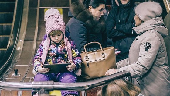 Příští stanice Ukrajina. Fotografie přenesly do pražského metra válečnou tíseň