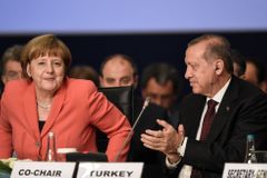 Obrat v Bruselu? Merkelová je proti dalším krokům v jednání o členství Turecka v EU