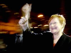 Tarja Halonenová slaví vítězství v prezidentských volbách