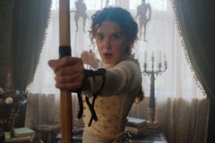 Recenze: Sestra Sherlocka Holmese na Netflixu nevyšetřuje, bojuje proti patriarchátu