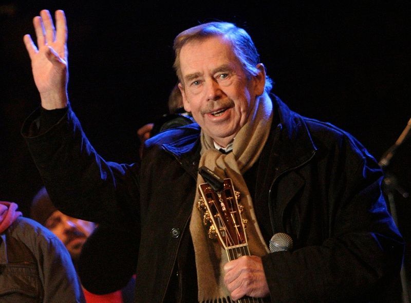 Václav Havel při oslavách 20 let od 17. listopadu s kytarou