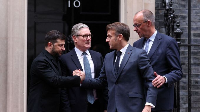 Ukrajinský prezident Volodymyr Zelenskyj s britským premiérem Keirem Starmerem, francouzským prezidentem Emmanuelem Macronem a německým kancléřem Friedrichem Merzem.