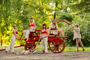 Ženy v akci. Hasičky z Dolců už potřetí ukázaly svou odvahu i před objektivem