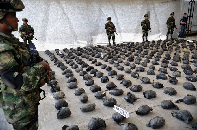 Kolumbijští vojáci střeží zásilku s 3,9 tunou kokainu. Zásilku zabavili v tajné laboratoři sloužící k výrobě této látky. Snímek z roku 2013.