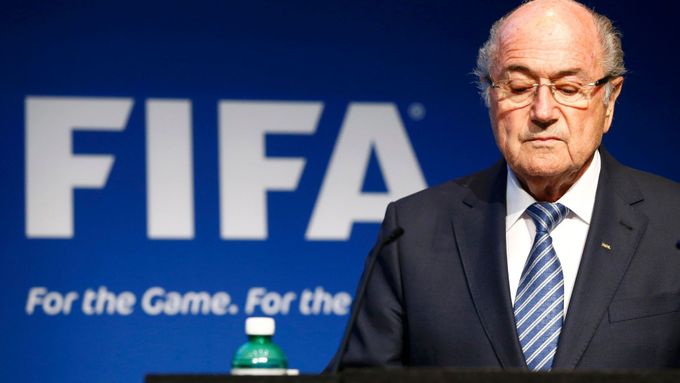 Podívejte se na záznam projevu, ve kterém Sepp Blatter oznámil svůj konec ve FIFA