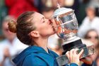 Simona Halepová se raduje po zisku prvního grandslamového titulu v kariéře. V Paříži na French Open 2018 porazila ve finále Sloane Stephensovou.