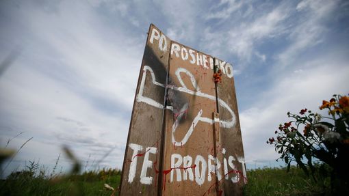 Cedule u vesnice Hrabove poblíž místa nehody letu MH17