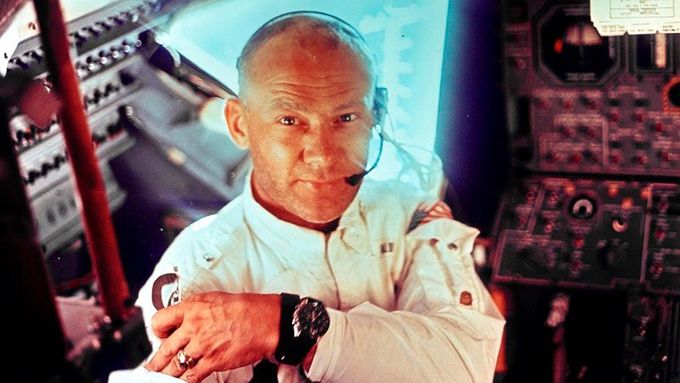 Buzz Aldrin bezprostředně po výstupu na povrch Měsíc.