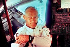 Posádka Apolla 11 musela vyplnit cesťák. Aldrin ho zveřejnil