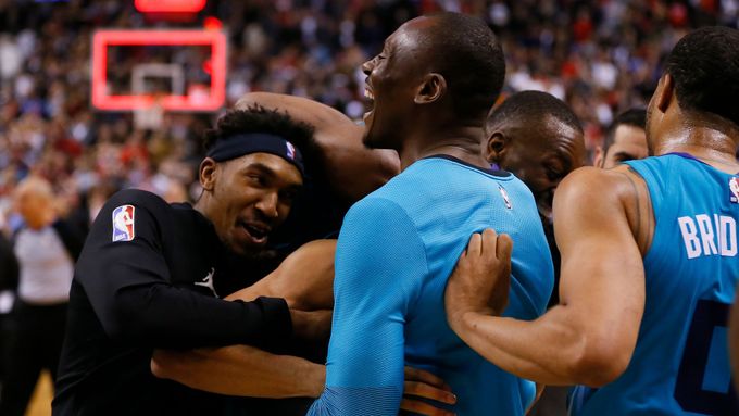 Basketbalisté Charlotte se po senzační poslední střele Jeremyho Lamba radují z vítězství