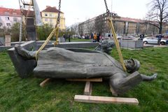 Rusko zahájilo stíhání kvůli odstranění Koněvovy sochy. Nepřípustné, reaguje Petříček