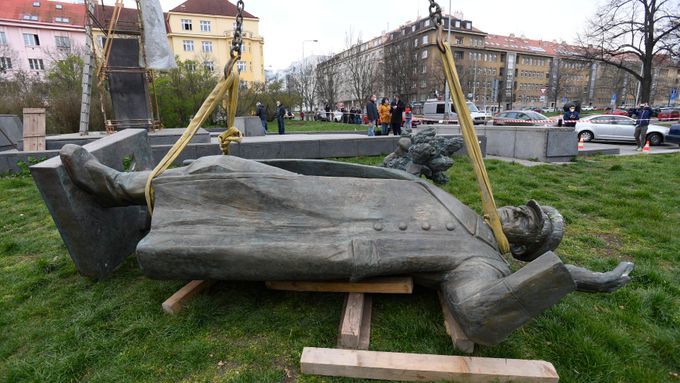 Přemísťování sochy sovětského maršála Ivana Koněva