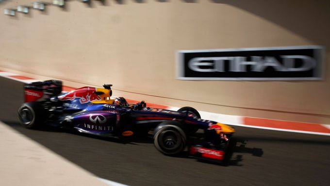 Sebastian Vettel při tréninku na Velkou cenu Abú Zábí