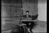 Vědec Vivian Leroy Crisler (1885–1953), zabývající se akustikou, zkoumá speciální tlampač používaný pro zesílení zvuku.