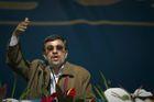 Ahmadínežád má problém, protože objal Chávezovu matku