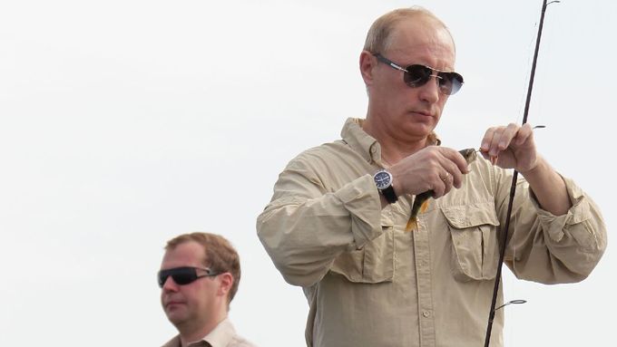 Putin a Medveděv na rybách. Blíží se konec tandemu?