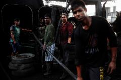 Ojeté pneumatiky ze Západu zamořují Indii. Spalovny vypouštějí štiplavý kouř