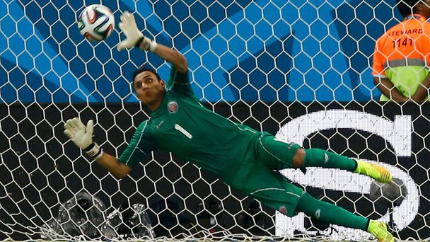 MS 2014: Keylor Navas při penaltách s Řeckem