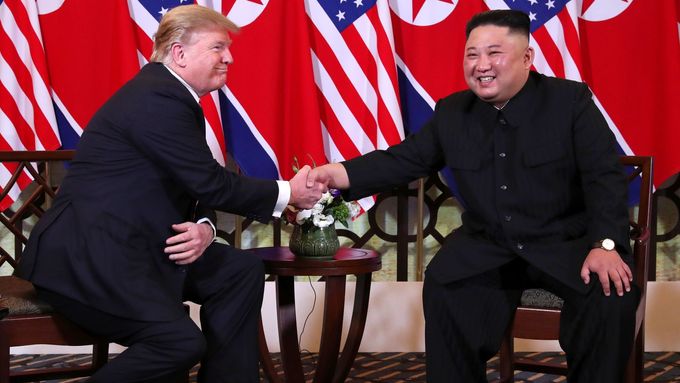 "Aniž dostal cokoli srovnatelného, Trump věnoval Kimovi na summitu velkoryse legitimitu."