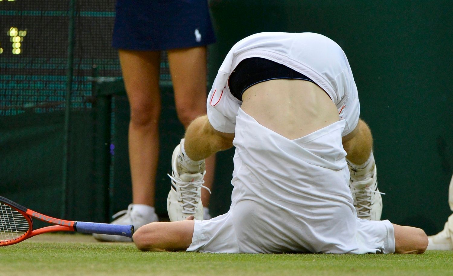 Britský tenista Andy Murray během pádu v utkání se Švýcarem Rogerem Federerem ve finále Wimbledonu 2012.