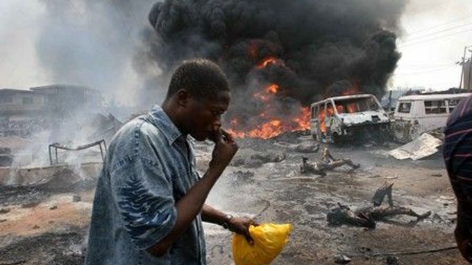 Smutný den pro nigerijskou metropoli Lagos. Výbuch ropovodu zabil stovky lidí.