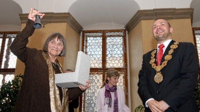 Dana Němcová přebírá v Plzni cenu z rukou primátora Martina Baxy