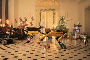 Dron s vánočními dárky, humanoidi zpívající koledy. Tak slaví Vánoce roboti z ČVUT