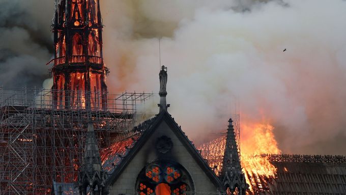 V pařížské katedrále Notre-Dame vypukl rozsáhlý požár, ze slavné stavby šlehají plameny a stoupá mohutný dým. Z místa informuje Emma Smetana