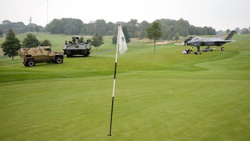 Summit NATO vedle golfových jamek.