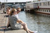 Náplavka na pravém břehu Vltavy je v posledních letech oblíbeným místem setkávání.