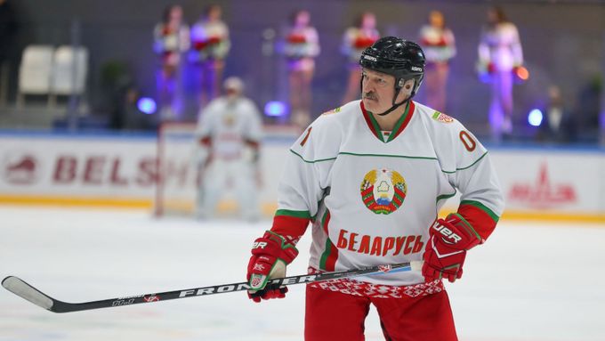 Alexandr Lukašenko během amatérského hokejového zápasu v Minsku.