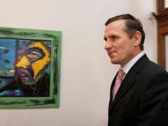 Whose face is longer? Mr. Čunek's, or the guy's in the painting?