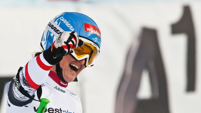 Elisabeth Görglová se raduje z vítězství v závodě SP