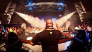 Carl Cox hraje ve Space na Ibize poměrně často. Klub skončil loni druhý, letos slaví vítězství. Podívejte se dovnitř.