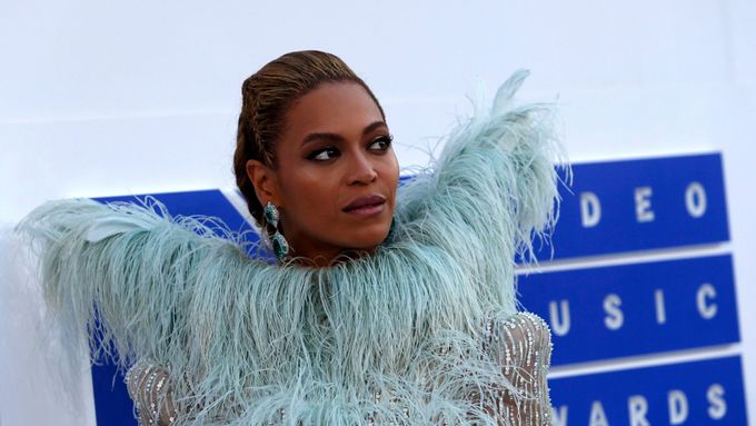 Obrazem: Beyoncé porazila Adele a ovládla ceny MTV. Pózovala i s matkami zastřelených černochů
