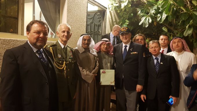 Českým vojákům, kteří se před sedmadvaceti lety podíleli na osvobození Kuvajtu od okupačních vojsk iráckého diktátora Saddáma Husajna, se nyní při návštěvě Kuvajtu dostalo výjimečného ocenění.