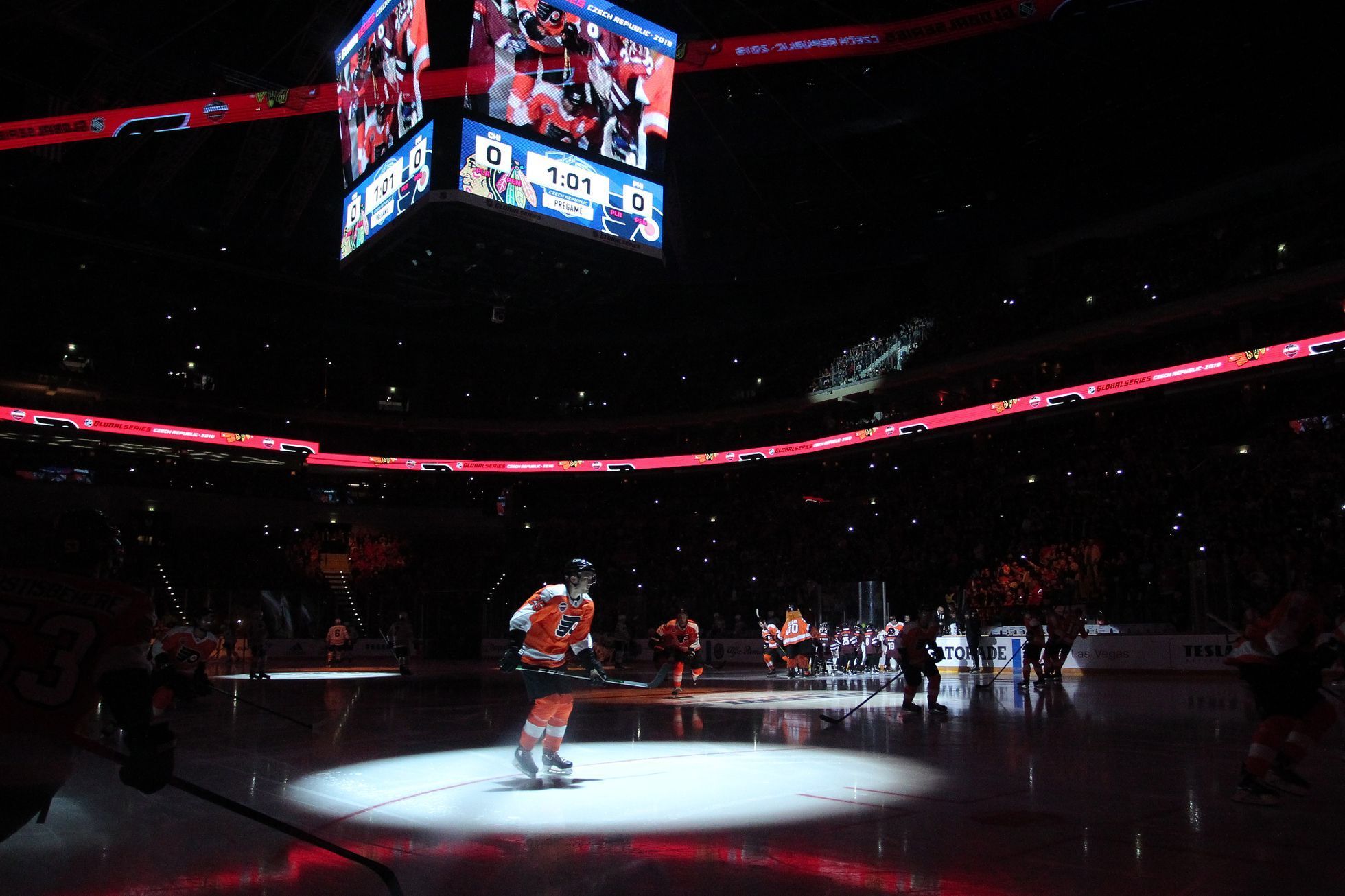 NHL v Praze: Philadelphia - Chicago: Světelná show v O2 areně