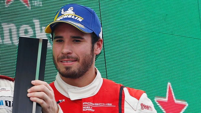 Ze znásilnění ve vile Schumacherových byl obviněn australský pilot Joey Mawson, který v té době závodil v seriálu Porsche Mobil 1 Supercup.