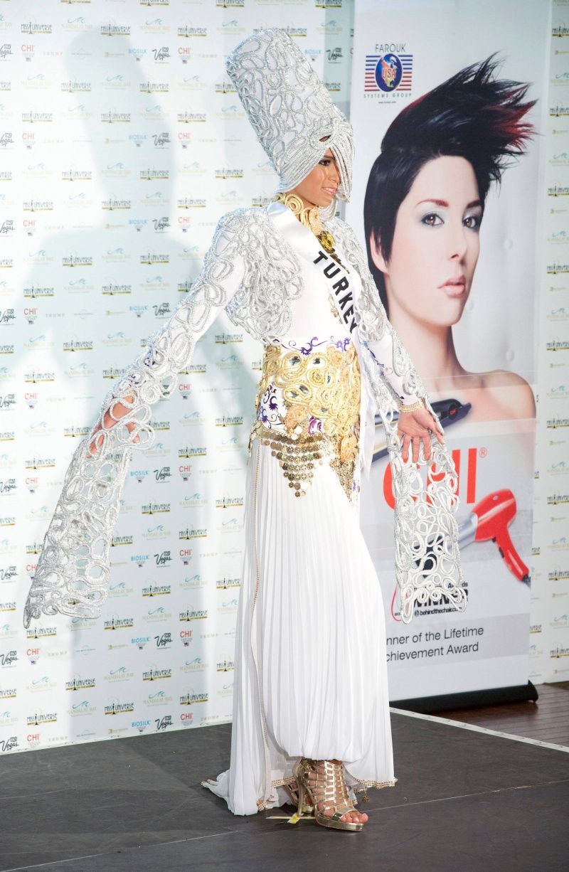 Finalistky Miss Universe v národních kostýmech - Miss Turecko
