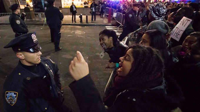 Policisté a příslušníci Národní gardy zasahovali proti rozzlobeným demonstrantům ve Fergusonu na předměstí St. Louis.
