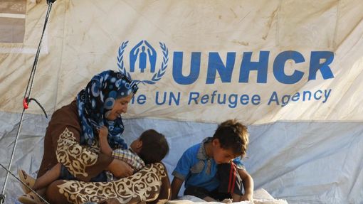 Syrští uprchlíci odpočívají v novém táboře, jenž vyrostl v iráckém Kurdistánu. Právě tam v posledním týdnu prchly desítky tisíc lidí. (20. srpna 2013)