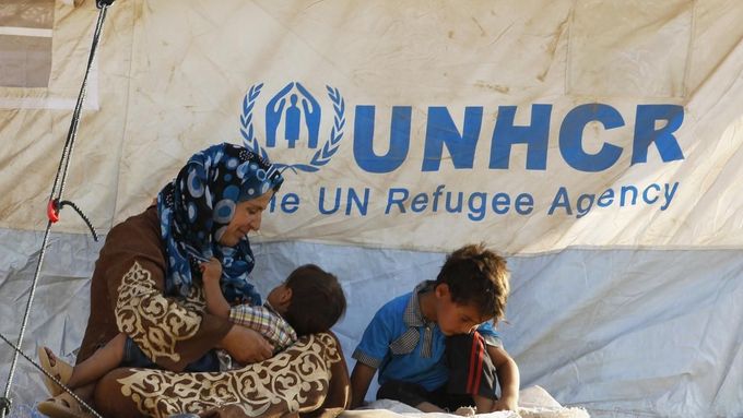 Syrští uprchlíci odpočívají v novém táboře, jenž vyrostl v iráckém Kurdistánu. Právě tam v posledním týdnu prchly desítky tisíc lidí. (20. srpna 2013)